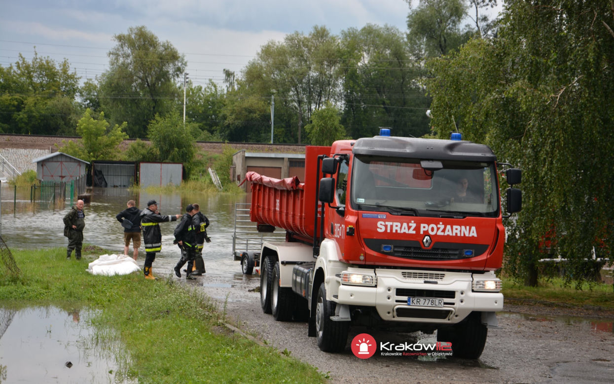 Kraków: rzeka Drwinka wystąpiła z koryta