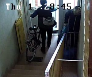 ŁÓDŹ. Grasują po klatkach i kradną co popadnie. Policja szuka tych mężczyzn! 
