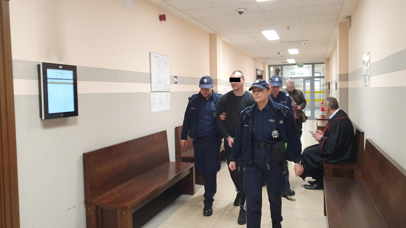 Podciął gardło koledze, bo pokłócili się o kobietę. W tle walka o dziecko