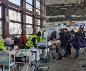 Lublin: Coraz mniej wolontariuszy, którzy pomagają uchodźcom na dworcu. Potrzebne wsparcie [GALERIA]