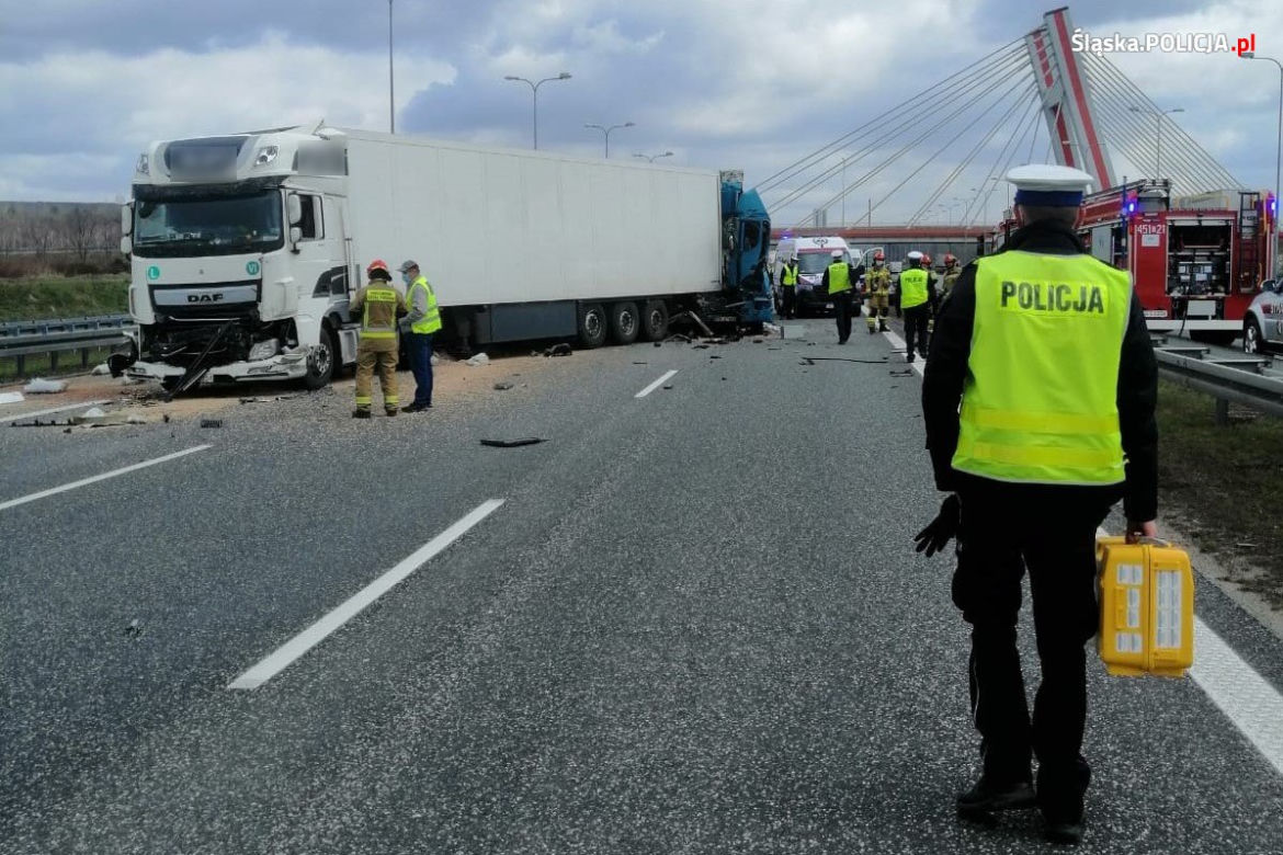 Śląskie: Ciężarówki niczym taran wjechały w samochody. Przerażający wypadek na autostradzie A4