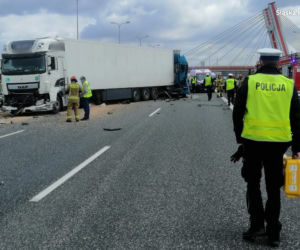 Śląskie: Ciężarówki niczym taran wjechały w samochody. Przerażający wypadek na autostradzie A4