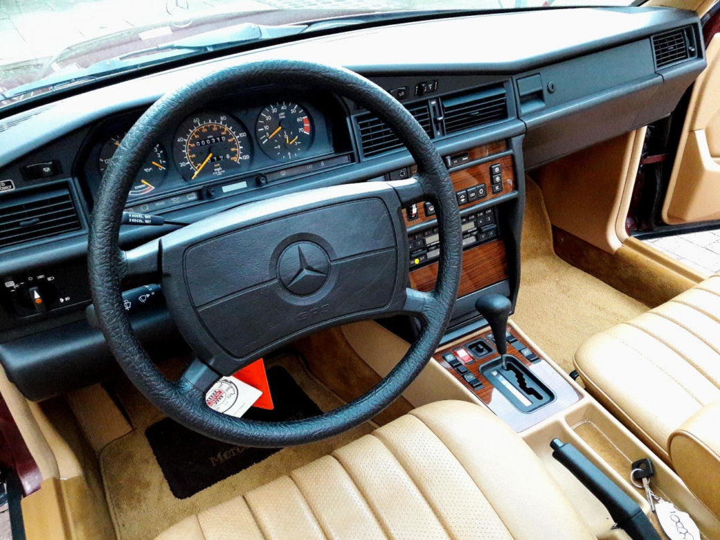 Mercedes-Benz 190E z przebiegiem 499 km