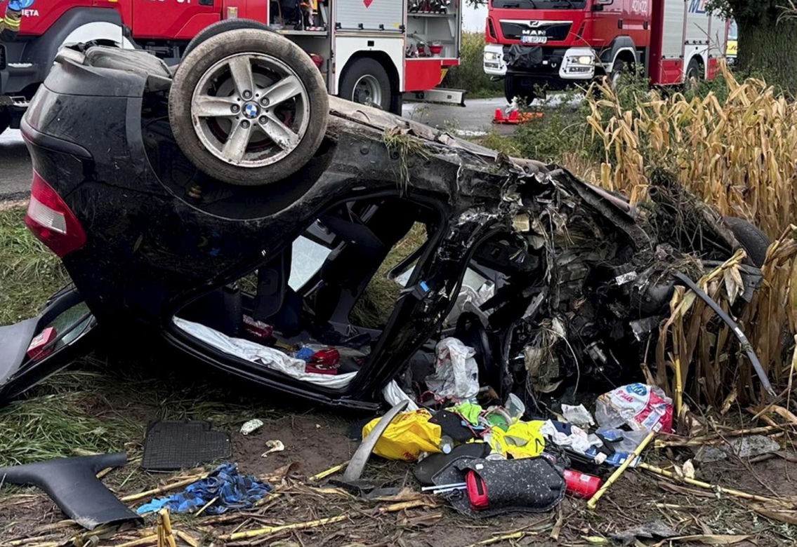 Śmiertelny wypadek pod Kutnem. Kierujący BMW dachował na prostym odcinku drogi [ZDJĘCIA]