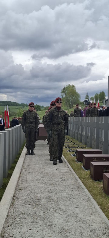 „Dziś wracają do siebie”. Pogrzeb żołnierzy NSZ po dekadach od komunistycznej zbrodni