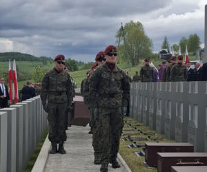 „Dziś wracają do siebie”. Pogrzeb żołnierzy NSZ po dekadach od komunistycznej zbrodni