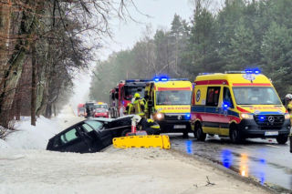 Funkcjonariusze SDE pomogli poszkodowanym w wypadku na DW 803