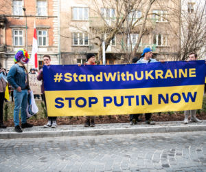  Kraków solidarny z Ukrainą. Setki osób przyszło na manifestację [ZDJĘCIA]