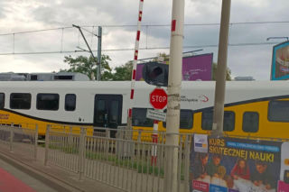 Groza na przejeździe kolejowym. Szlabany półotwarte, światła zgaszone, a pociąg jedzie