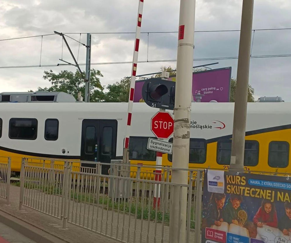 Groza na przejeździe kolejowym. Szlabany półotwarte, światła zgaszone, a pociąg jedzie