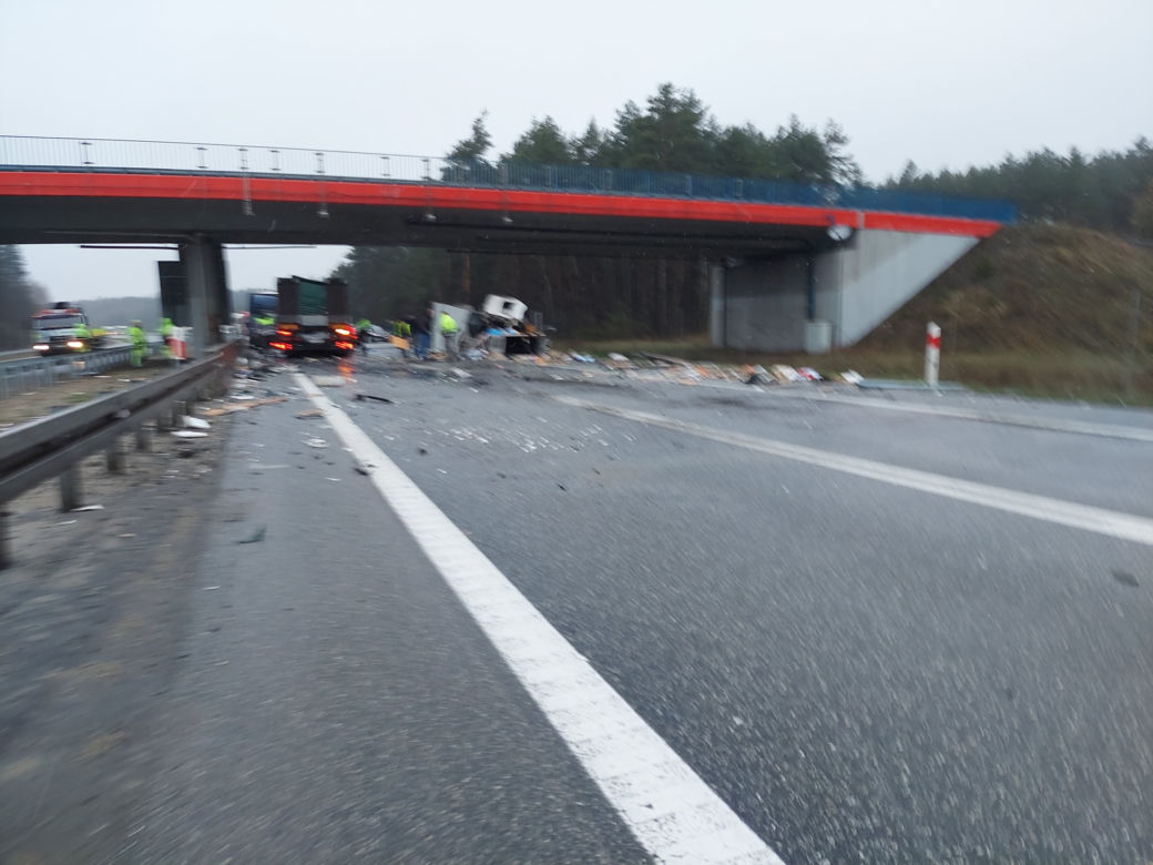 AKTUALIZACJA! Śmiertelny wypadek na S1 w Mierzęcicach. Nie żyją dwie osoby. Jedną z ofiar jest niemowlę! [ZDJĘCIA]