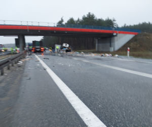 AKTUALIZACJA! Śmiertelny wypadek na S1 w Mierzęcicach. Nie żyją dwie osoby. Jedną z ofiar jest niemowlę! [ZDJĘCIA]