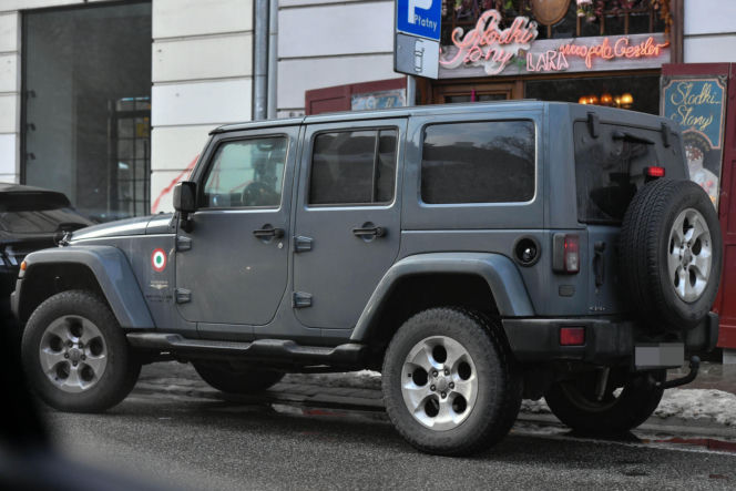 Lara Gessler wozi się w firance