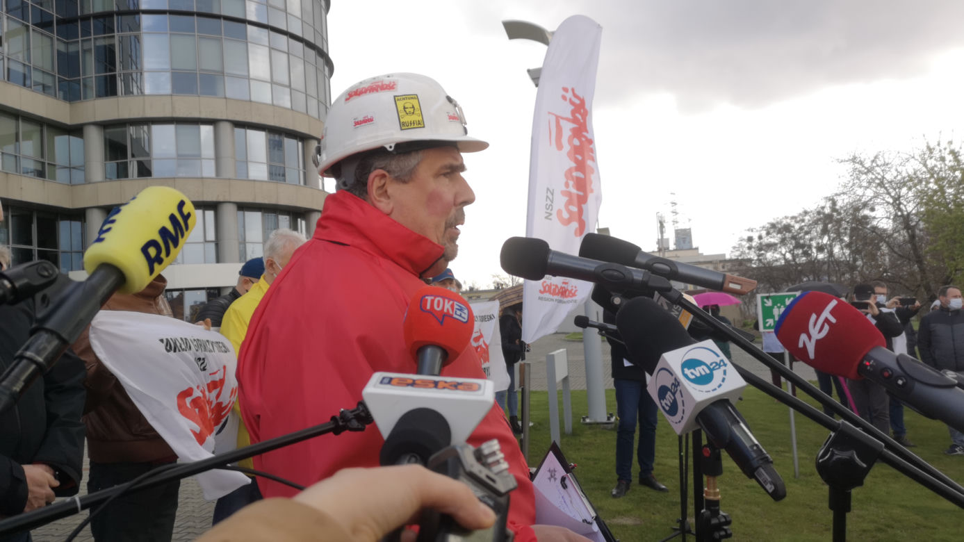 Gorąco pod siedzibą Tauronu. Związkowcy sprzeciwiają podziałowi spółki: "Sasin i Soboń odlecieli!" [ZDJĘCIA, WIDEO]