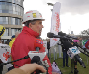 Gorąco pod siedzibą Tauronu. Związkowcy sprzeciwiają podziałowi spółki: Sasin i Soboń odlecieli! [ZDJĘCIA, WIDEO]