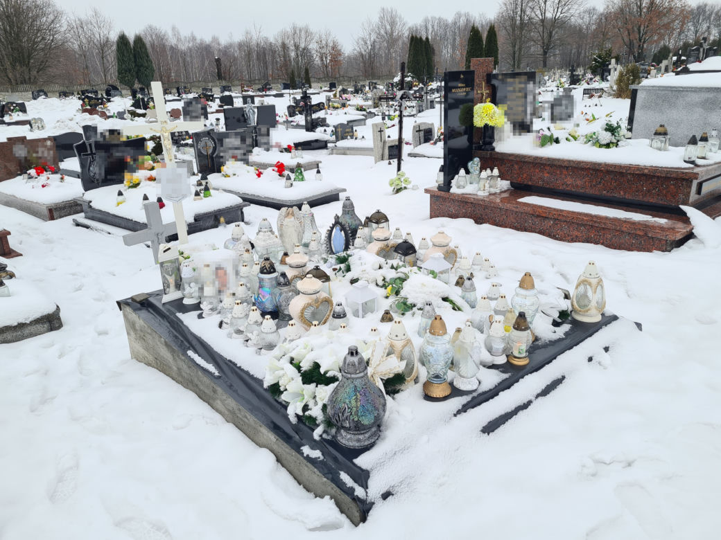 Grób Natalki tonie w zniczach. Miała zaledwie 17 lat, kiedy zamordował ją brat [ZDJĘCIA]