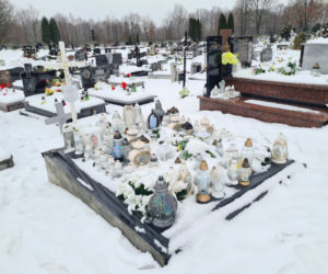 Grób Natalki tonie w zniczach. Miała zaledwie 17 lat, kiedy zamordował ją brat [ZDJĘCIA]