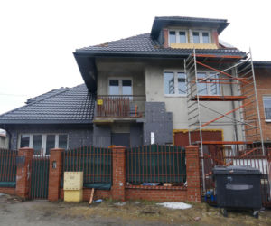 Rodzice zastępczy ze Zgierza doprowadzeni do prokuratury. Co się działo w ich domu?