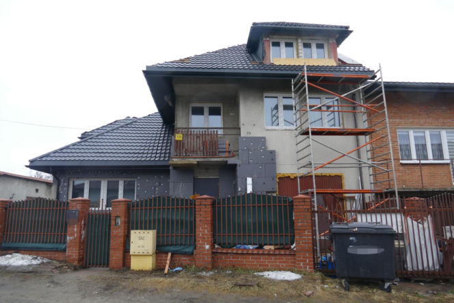 Rodzice zastępczy ze Zgierza doprowadzeni do prokuratury. Co się działo w ich domu?