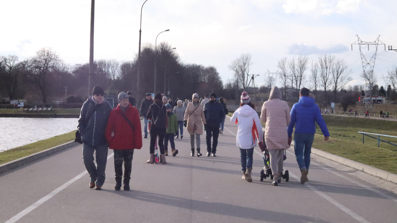 Z takiej pogody żal nie skorzystać. Nad Zalewem Zamborzyckim tłum spacerowiczów! [GALERIA]