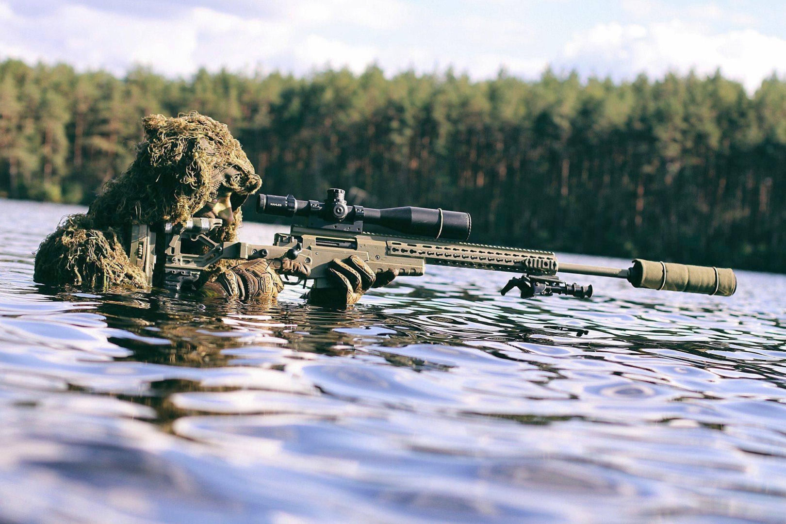 Litewski snajper z karabinem Accuracy International