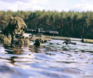 Litewski snajper z karabinem Accuracy International