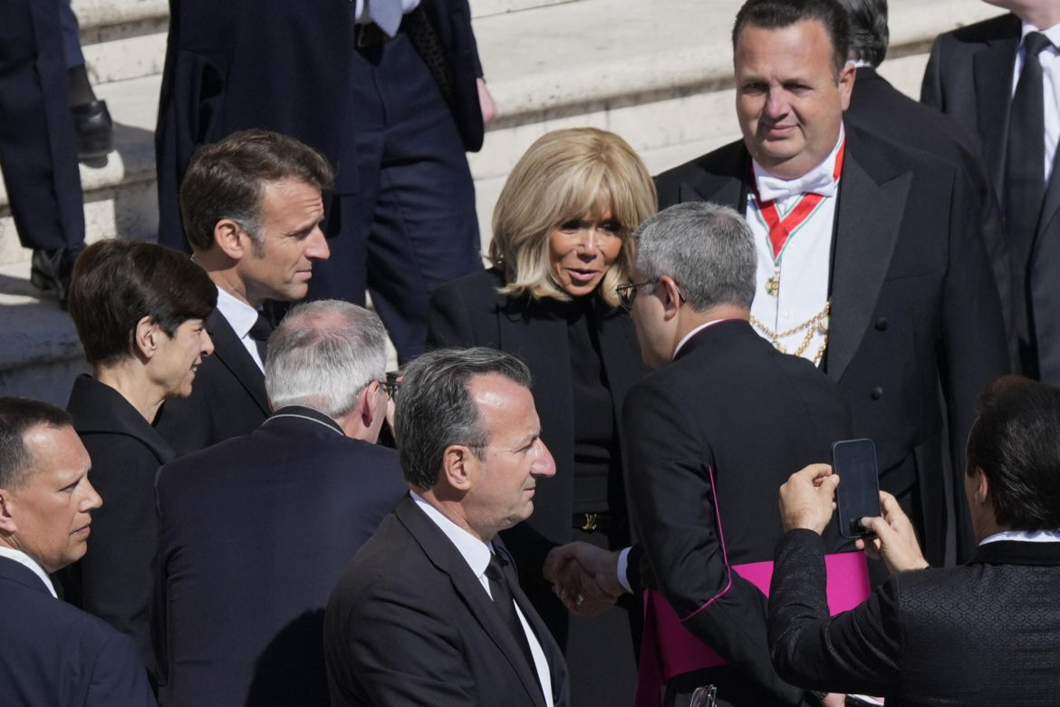 Gafy polityków na pogrzebie papieża Franciszka! Telefony i stroje