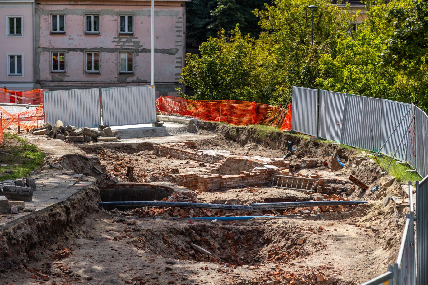 Mariensztat - odkopany fragment elewacji dawnej kamienicy wraz z balkonem