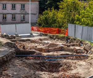 Mariensztat - odkopany fragment elewacji dawnej kamienicy wraz z balkonem