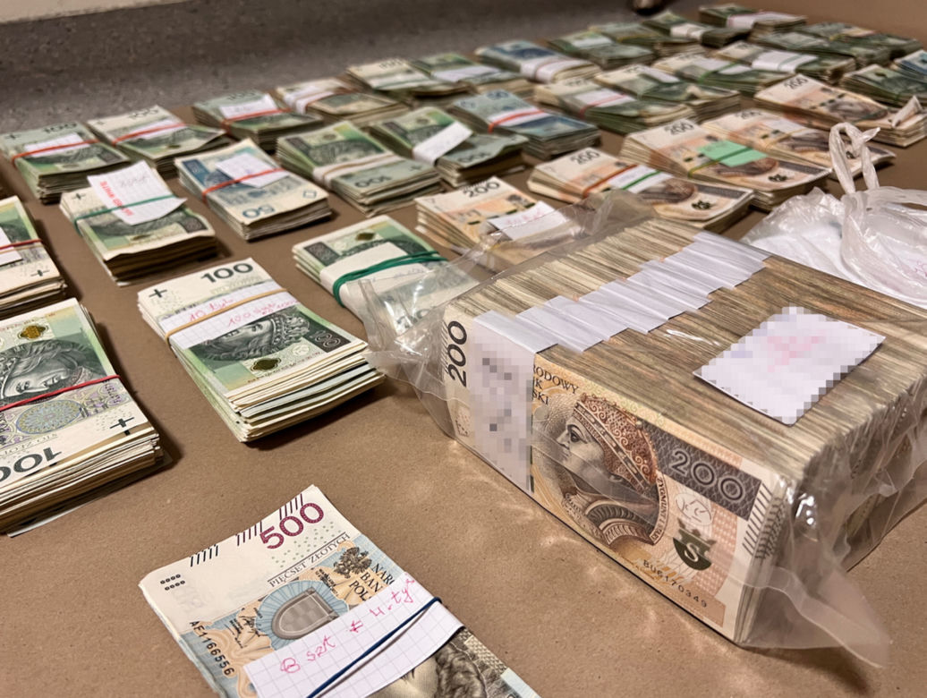 Warszawa. Senior z Mokotowa chciał pomóc "policjantom". Wyniósł przed blok 650 tysięcy złotych w reklamówce  