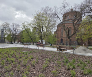 Nowe oblicze placu Wolności. Kwiaciarnie już zamontowane, koniec prac coraz bliżej