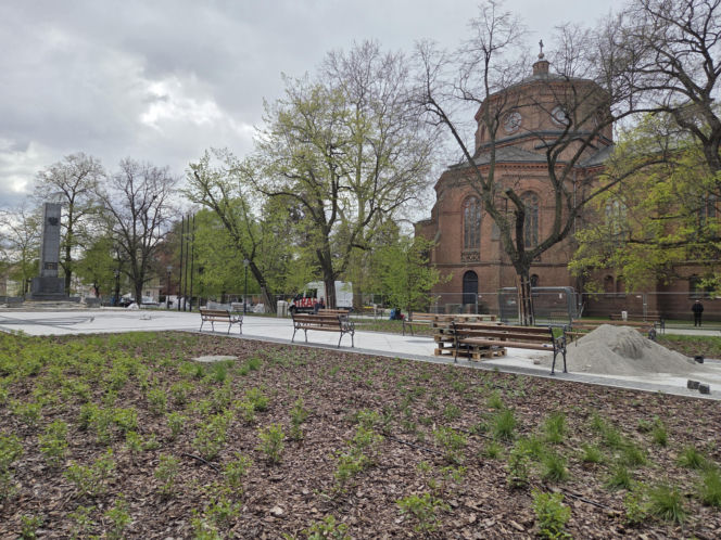 Nowe oblicze placu Wolności. Kwiaciarnie już zamontowane, koniec prac coraz bliżej
