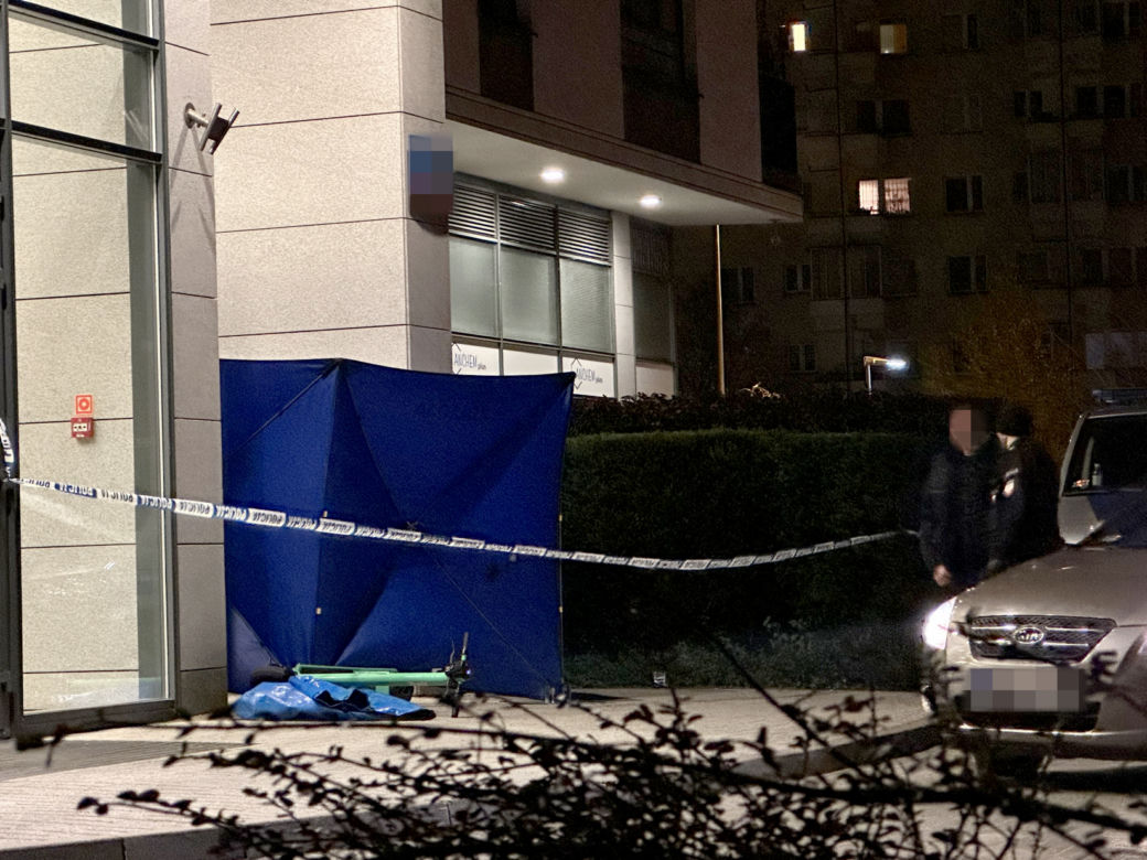 Nocna akcja na Gocławiu. Kobieta spadła z 13 piętra. Co się stało?