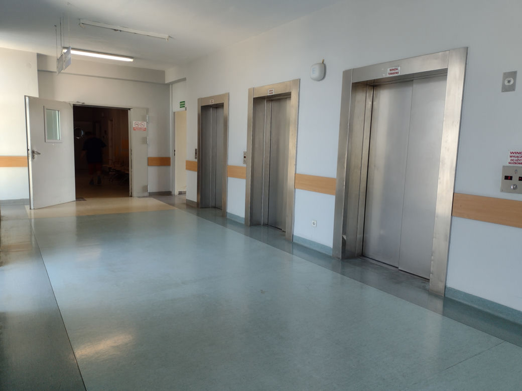 Ciechanów. Pacjenci skaczą z okien szpitala, nie żyje siedem osób. Dyrektor: To incydenty