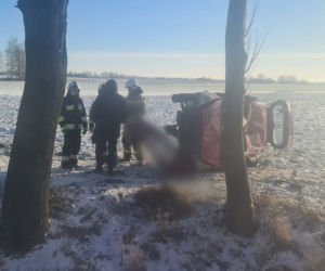 Kozłowo. Sięgnęła po telefon w czasie jazdy. Tak skończyła 41-latka! [ZDJĘCIA]