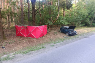 Tragedia o świcie w Wólce Żabnej. Volkswagen dachował w rowie, nie żyje 22-latek