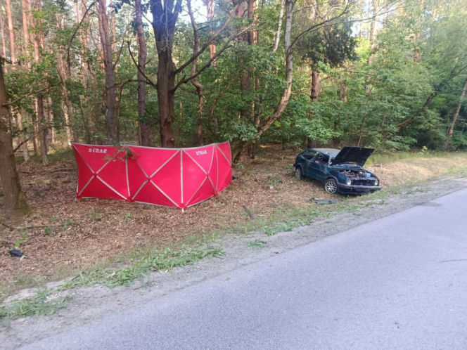 Tragedia o świcie w Wólce Żabnej. Volkswagen dachował w rowie, nie żyje 22-latek