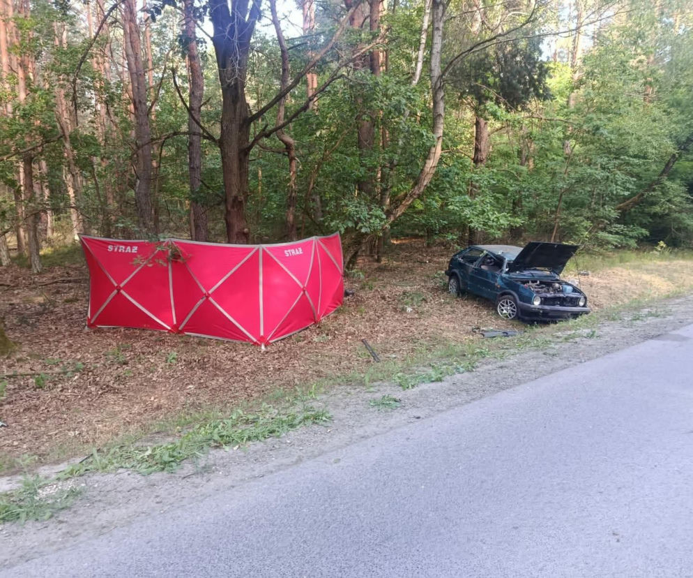 Dachowanie Volkswagenem pod Staszowem. Kierowca i pasażerowie byli pijani