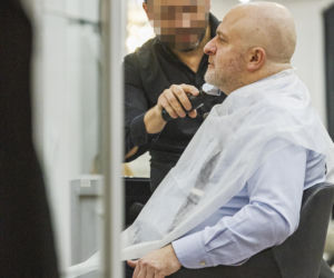 Paweł Kowal u fryzjera