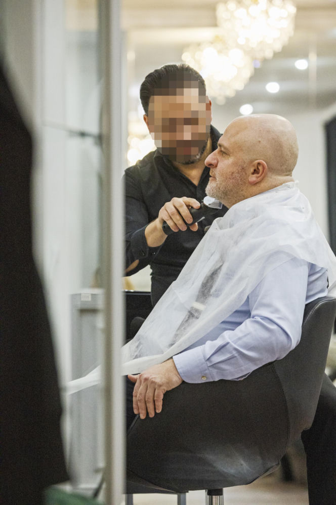 Paweł Kowal u fryzjera