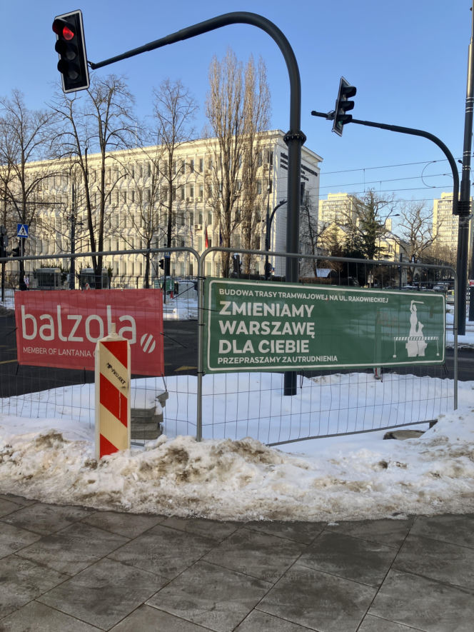 Tramwaj wzdłuż ul. Rakowieckiej w Warszawie w styczniu 2026