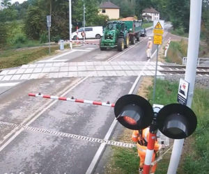 Wjechał ciągnikiem na tory mimo czerwonego światła. Kamera uchwyciła wszystko