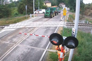 Wjechał ciągnikiem na tory mimo czerwonego światła. Kamera uchwyciła wszystko