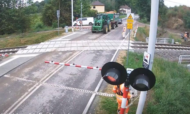 Wjechał ciągnikiem na tory mimo czerwonego światła. Kamera uchwyciła wszystko