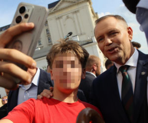 Karol Nawrocki spaceruje z sympatykami