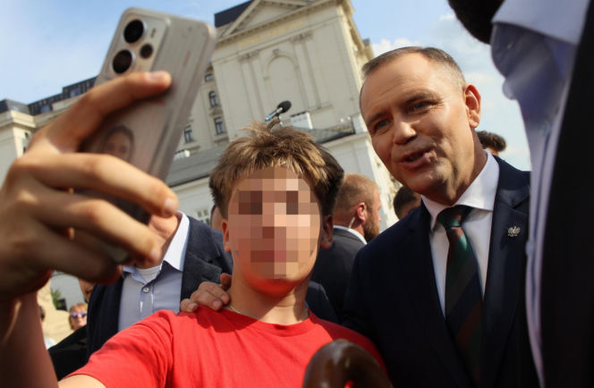Karol Nawrocki spaceruje z sympatykami