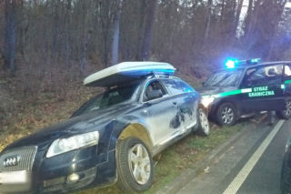 Pościg i użyta KOLCZATKA! Niebywały przemyt osobowym Audi. Co takiego wiózł Litwin? ZOBACZ ZDJĘCIA 