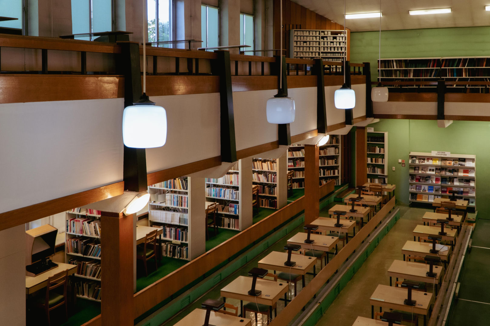 Biblioteka Uniwersytetu Opolskiego - zdjęcia. Zobacz zachowane wnętrza z lat 70.