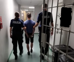 Radomsko: 18-latek chwycił za siekierę, wyszedł na środek ulicy i zrobił DEMOLKĘ!