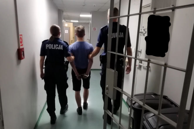 Radomsko: 18-latek chwycił za siekierę, wyszedł na środek ulicy i zrobił DEMOLKĘ!